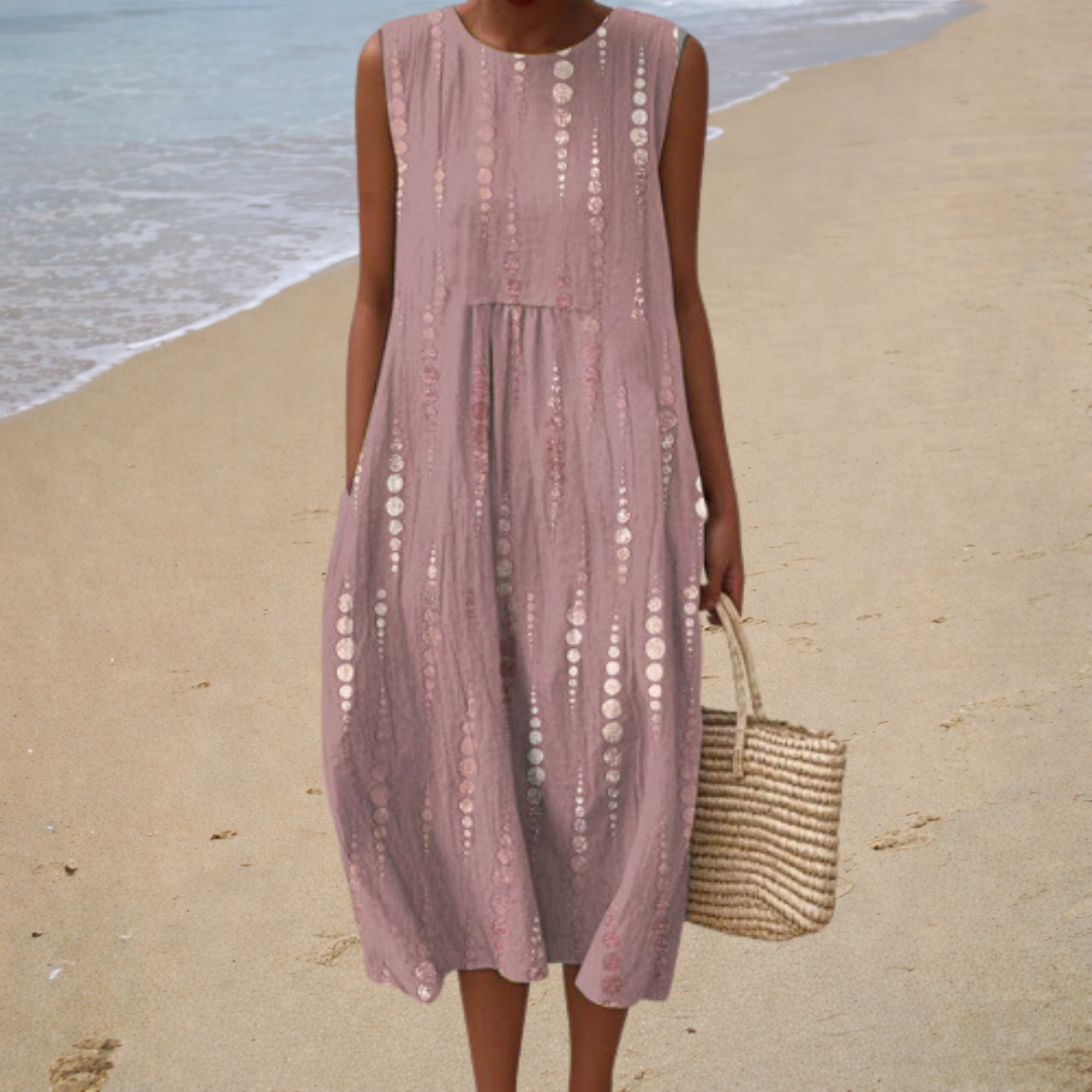 Robe midi raffinée Victoire de Danoir Paris en tissu élégant, portée en image, parfaite pour une tenue sophistiquée.
