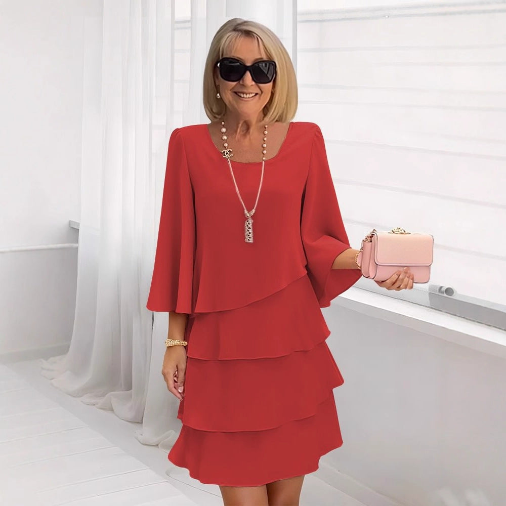 Robe midi élégante Danoir Paris Margaux avec volants, en tissu rouge, portée sur un mannequin.