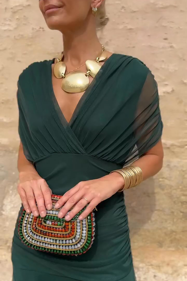 Robe maxi de fête verte bouteille Danoir Paris, élégante avec col V, longue et fluide, portée en occasion spéciale.