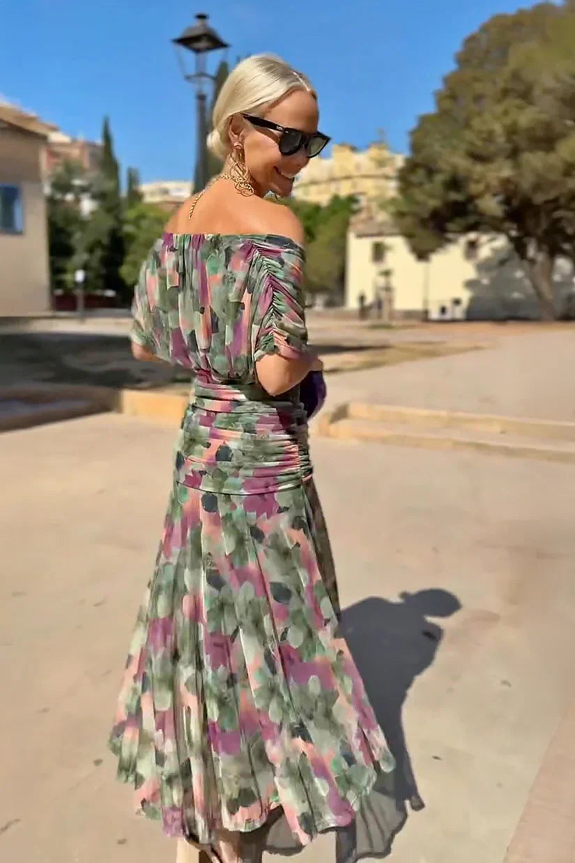 Robe longue de fête verte bouteille Danoir Paris, élégante maxi avec col V, portée par un mannequin.