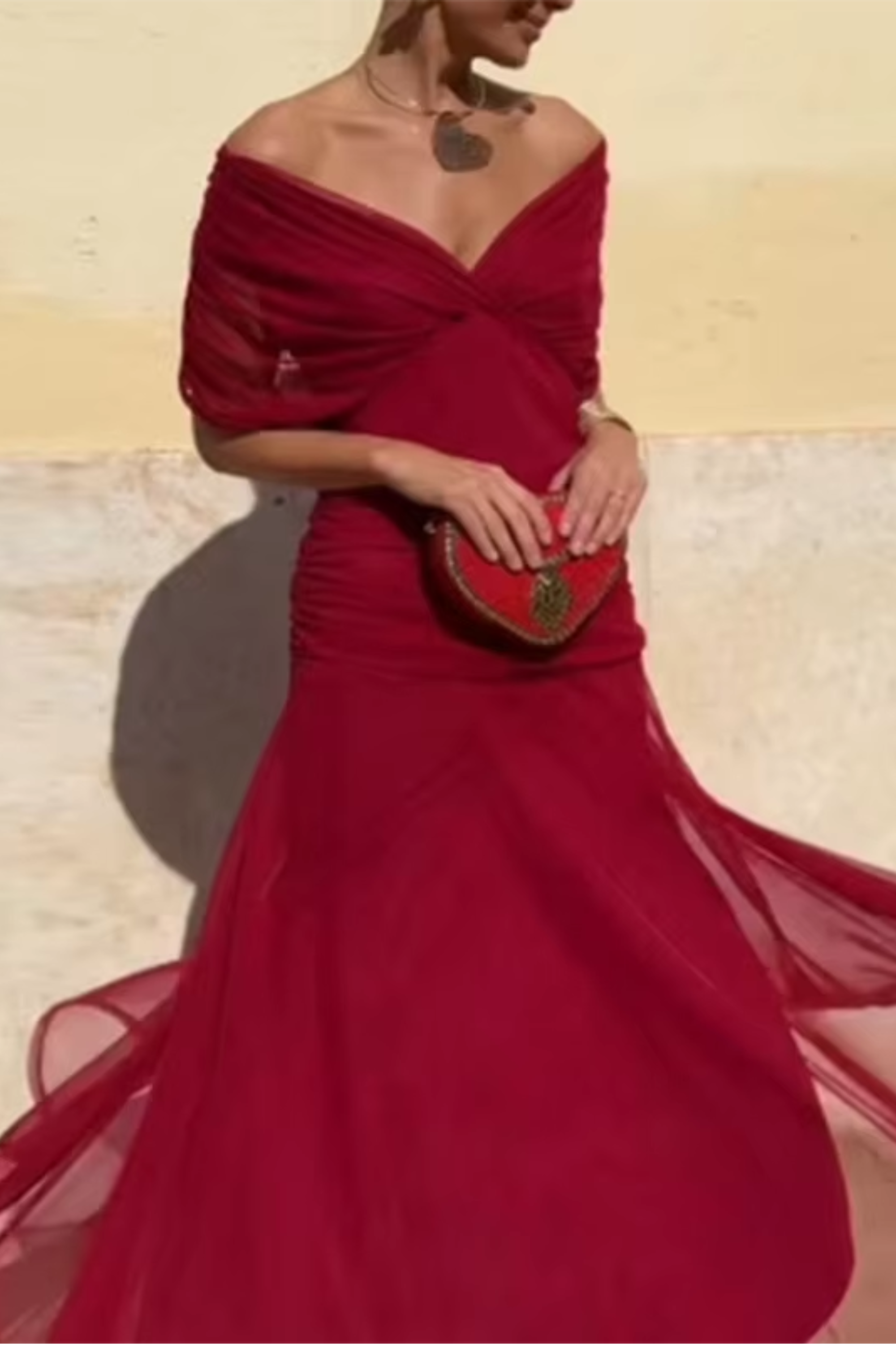 Robe maxi de fête verte à col V élégante de Danoir Paris, longueur fluide et détails sophistiqués.