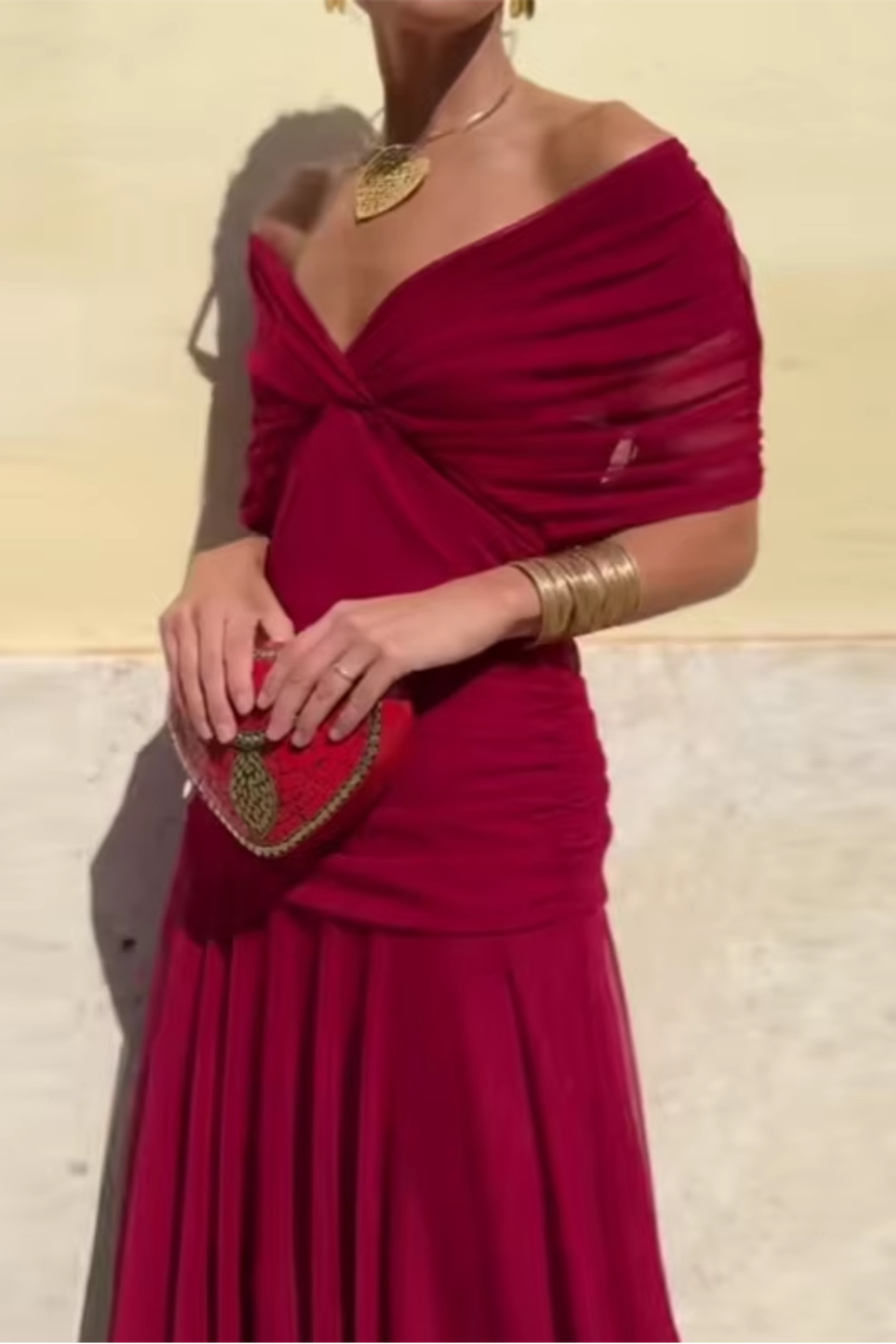 Robe maxi de fête verte à col V élégante Danoir Paris, silhouette fluide et détails sophistiqués pour occasions spéciales.
