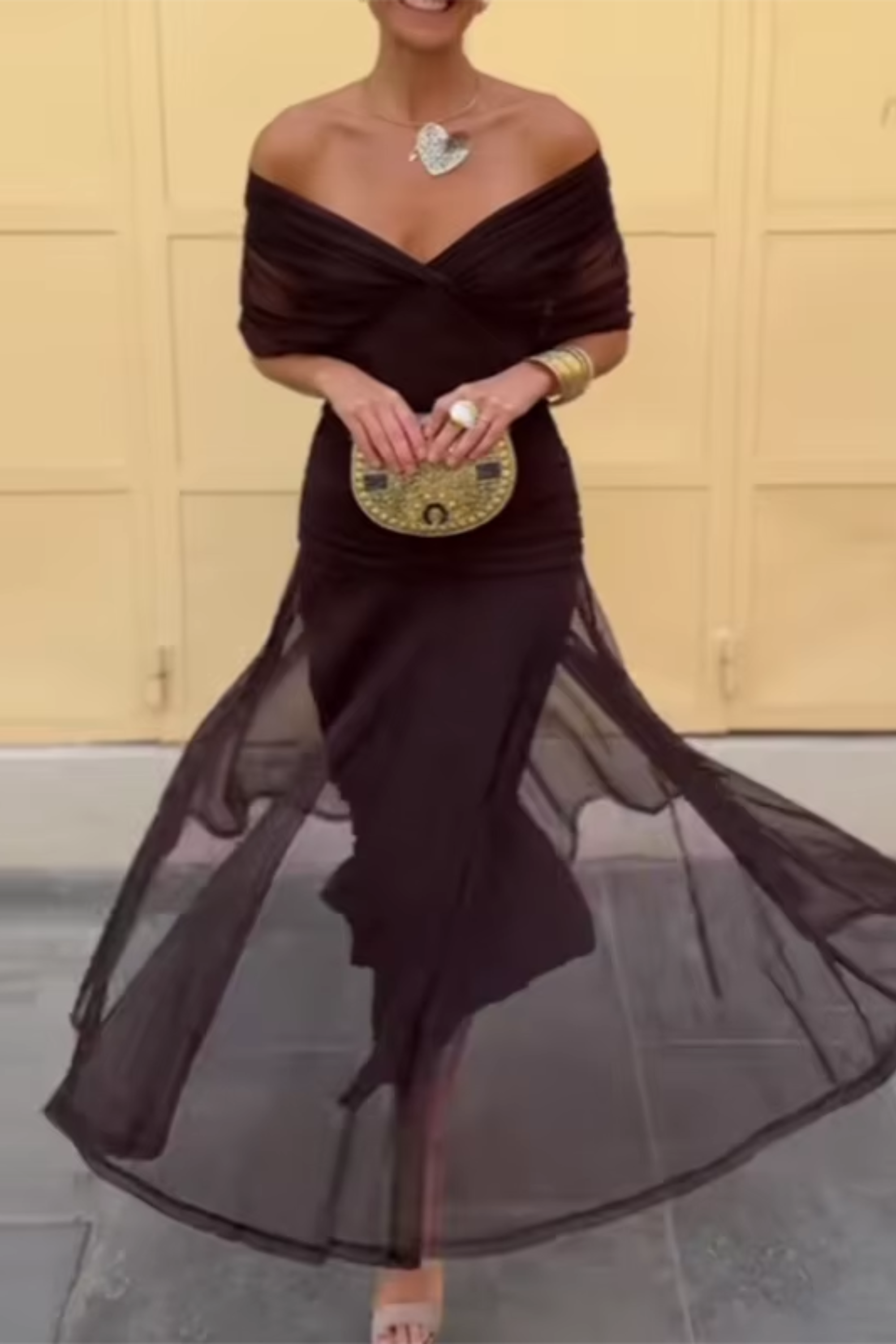 Robe maxi de fête verte Danoir Paris Louise avec col V élégante, longue et fluide, parfaite pour une occasion spéciale.