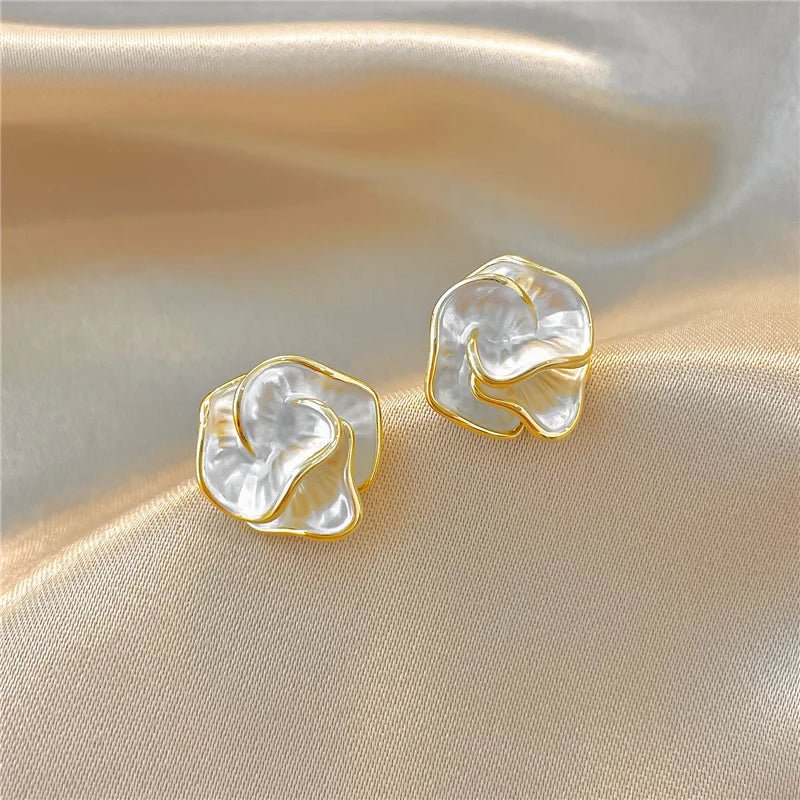 Boucles d'oreilles en forme de fleurs en perles par Danoir Paris, délicates et élégantes, visibles sur l'image.