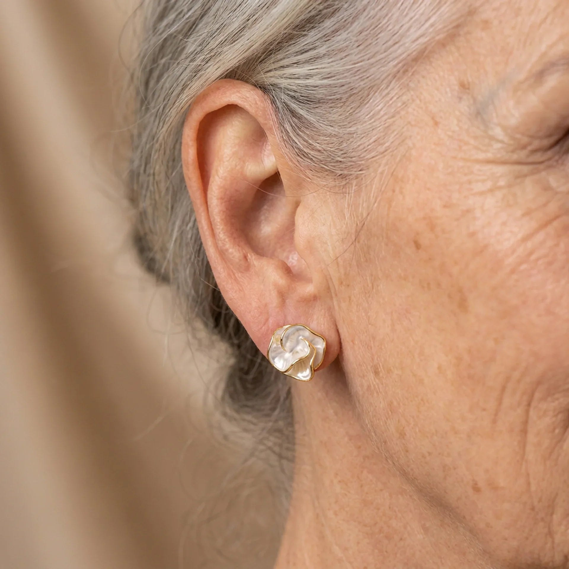 Boucles d'oreilles en forme de fleurs en perles de Danoir Paris, élégantes et délicates, visibles sur l'image.