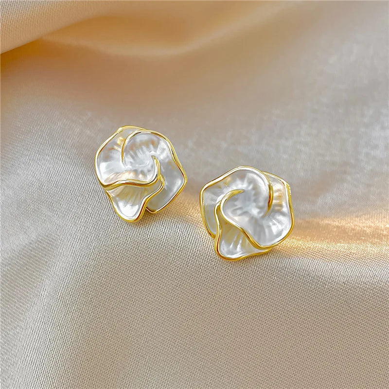 Boucles d'oreilles en forme de fleurs en perles de Danoir Paris, élégantes et délicates, à porter pour toutes les occasions.