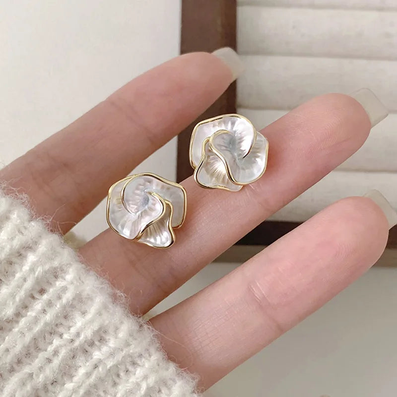Boucles d'oreilles Danoir Paris en forme de fleurs en perles, élégantes et délicates.
