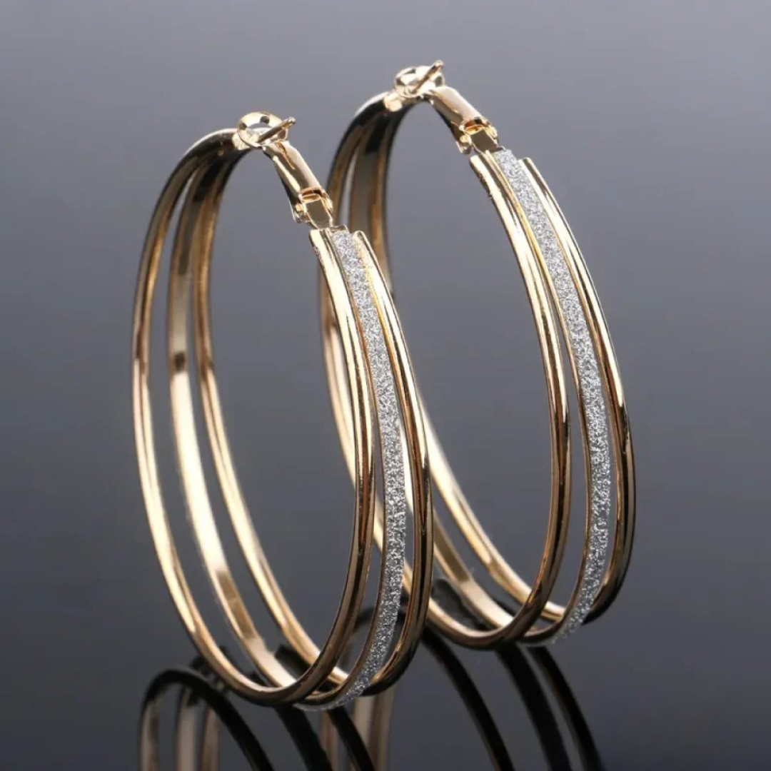 Boucles d'oreilles créoles rétro en or Danoir Paris, design élégant en or avec finition vintage visible sur l'image.