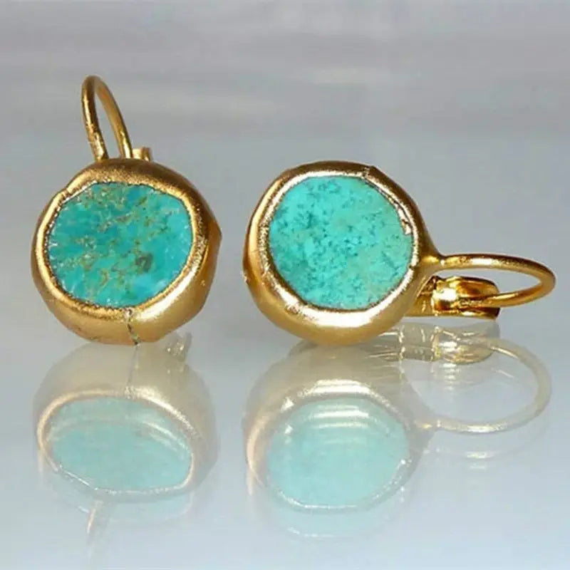 Boucles d'oreilles élégantes en or avec pierre turquoise de la marque Danoir Paris, montrant le design raffiné et la pierre colorée