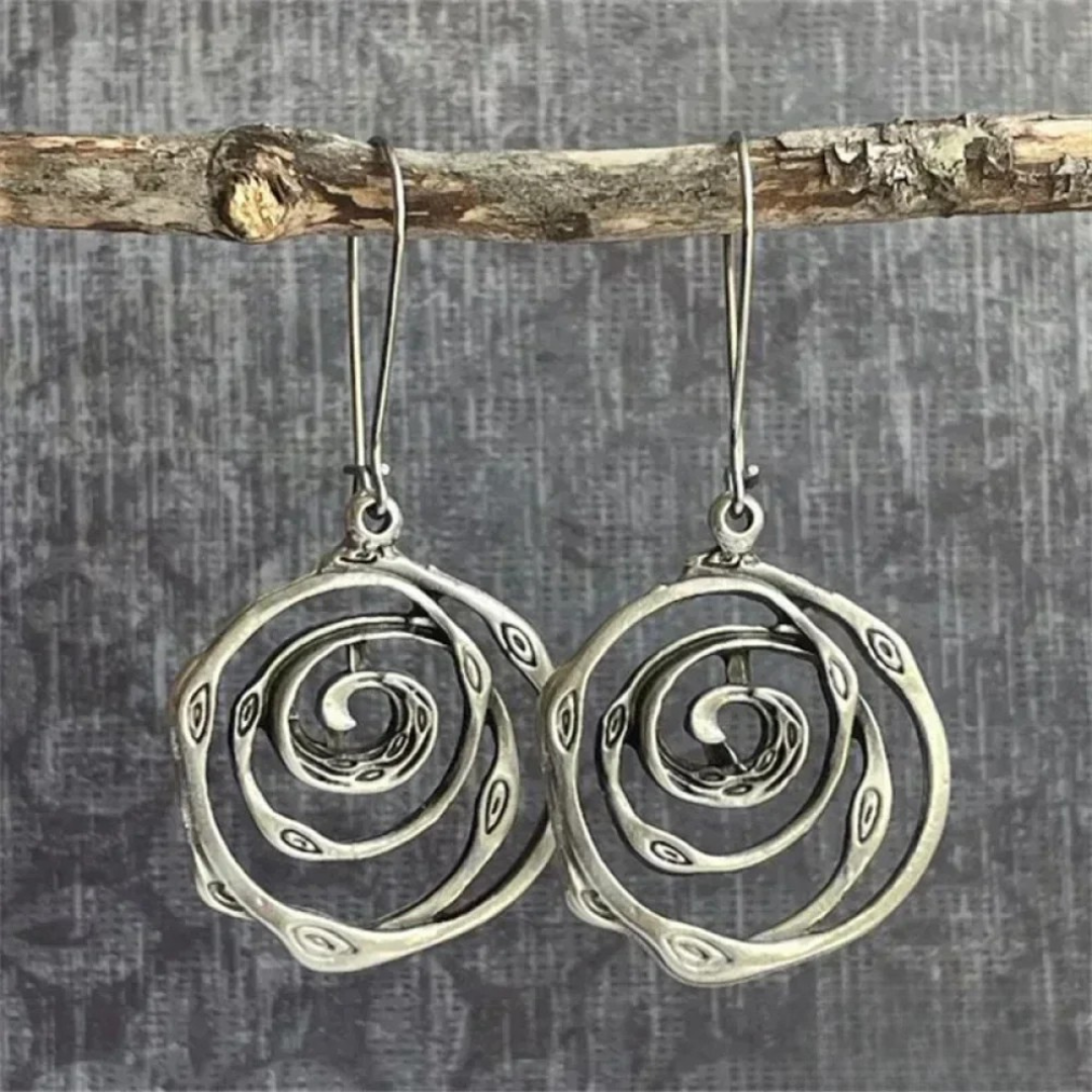 Boucles d'oreilles en argent labyrinthique Danoir Paris, design élégant et moderne, visibles en détail sur l'image.