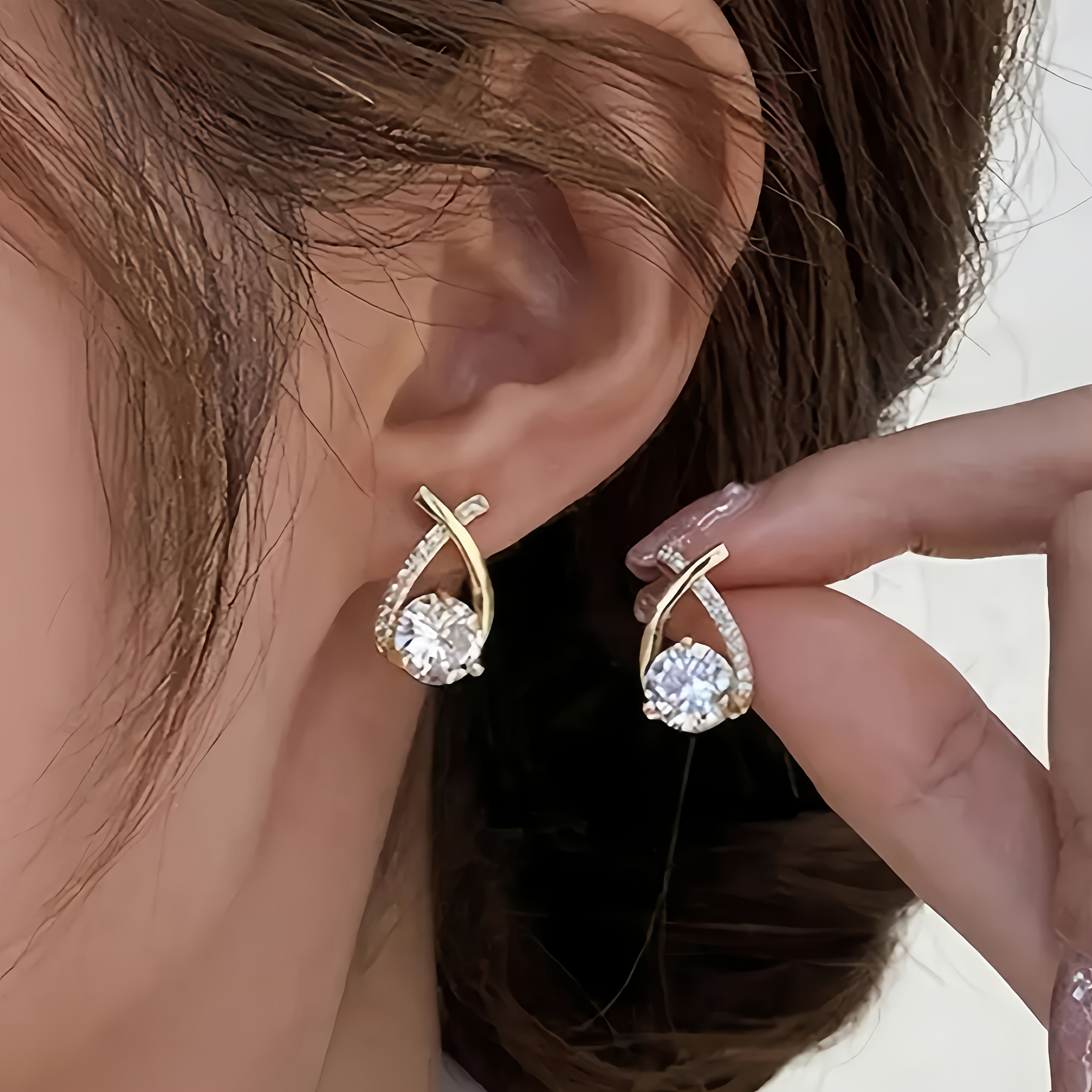 Boucles d'oreilles en puce Danoir Paris avec croix dorée et zirconiums, élégantes et brillantes pour oreilles.