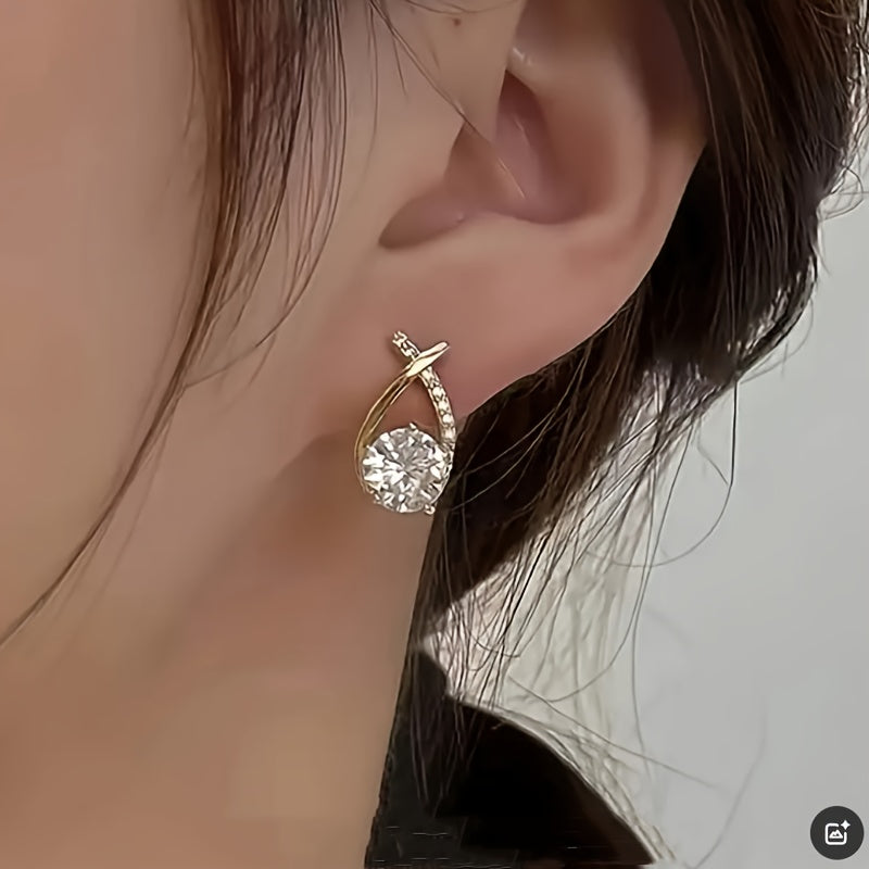 Boucles d'oreilles en puce Danoir Paris avec croix dorée et zirconiums, élégantes et fines, pour un style sophistiqué.
