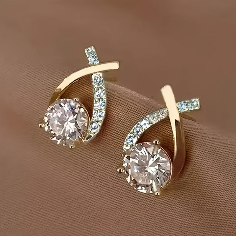 Boucles d'oreilles en puce Danoir Paris avec croix dorée et zirconiums, élégantes et raffinées pour toutes les occasions.