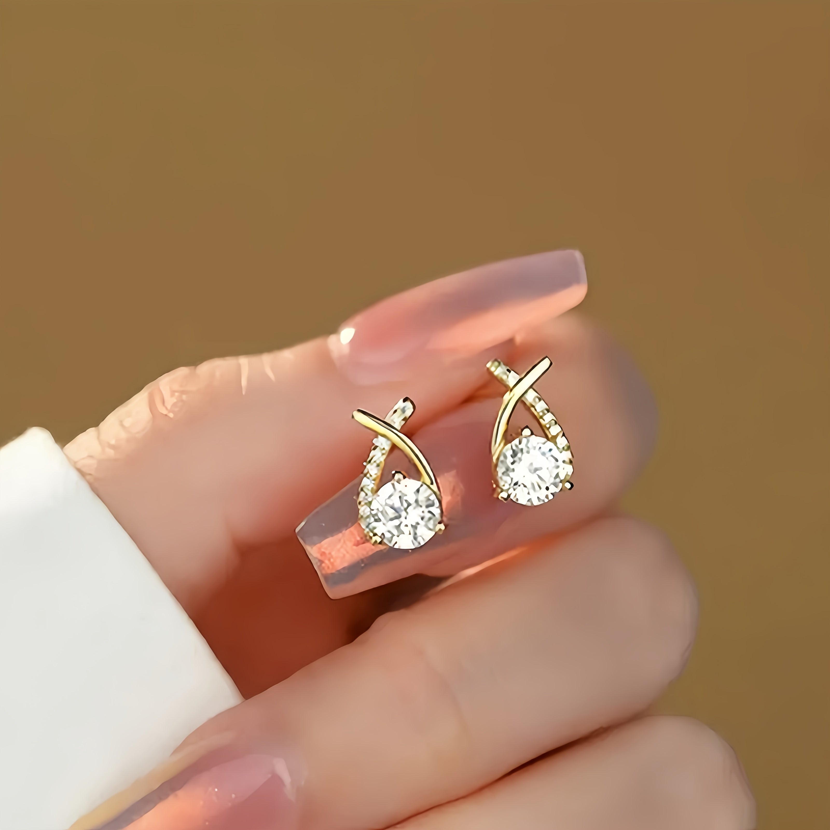 Boucles d'oreilles en puce Danoir Paris avec croix dorée et zirconiums, bijoux élégants et modernes.