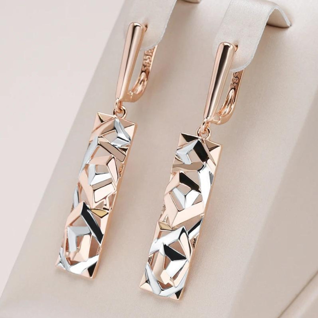Boucles d'oreilles Anne de Danoir Paris, élégantes et intemporelles, en or avec détails raffinés, portées sur oreilles.