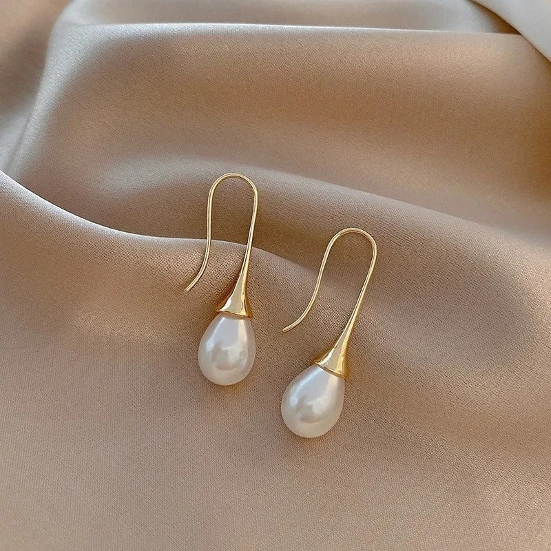 Boucles d'oreilles classiques Danoir Paris en perles élégantes, parfaites pour un look sophistiqué et raffiné.