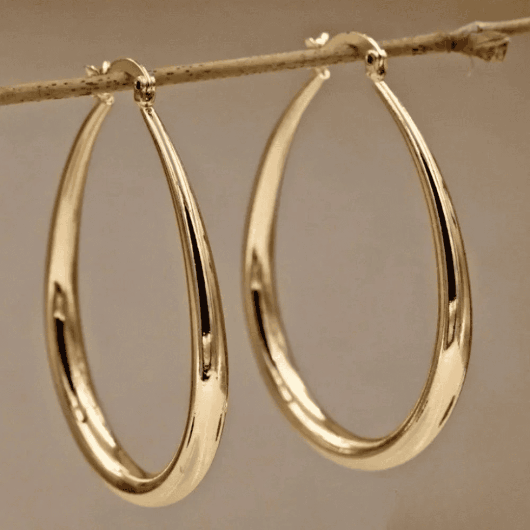 Boucles d'oreilles créoles dorées élégantes de la marque Danoir Paris, finition raffinée et design classique visible en image.