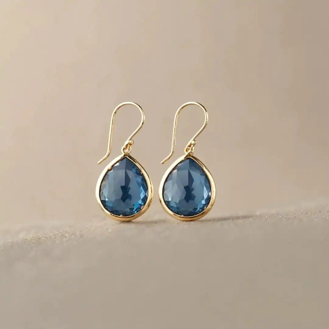 Boucles d'oreilles rétro Danoir Paris avec gouttes en cristal bleu brillant et design élégant.