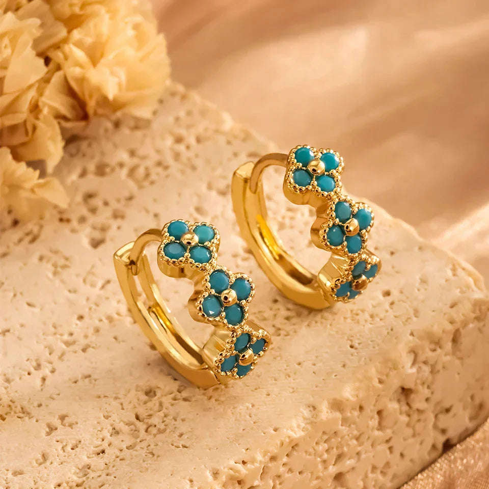 Boucles d'oreilles créoles Danoir Paris en turquoise avec motif floral, élégantes et légères, pour un look féminin et sophistiqué.
