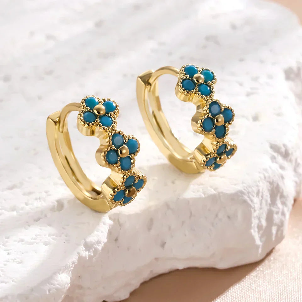 Boucles d'oreilles créoles Danoir Paris avec fleurs turquoise, ornementation élégante en forme de fleurs.