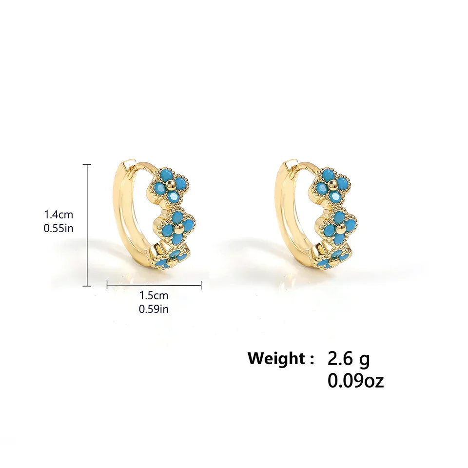 Boucles d'oreilles créoles Danoir Paris en turquoise avec motif de fleurs, bijoux élégants pour oreilles.