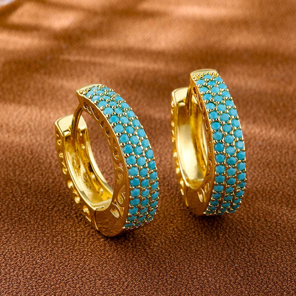 Boucles d'oreilles hoops minimalistes turquoise Danoir Paris en acier inoxydable, élégantes et modernes.