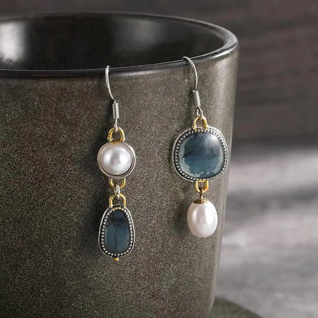 Boucles d'oreilles vintage en pierre bleue et perles, de la marque Danoir Paris, avec design élégant et classique.