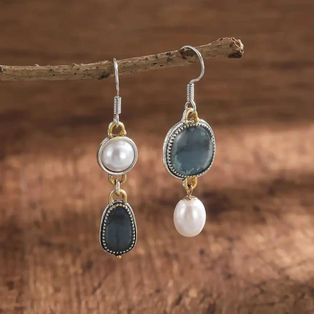 Boucles d'oreilles vintage Danoir Paris en pierre bleue et perles, style élégant et classique.