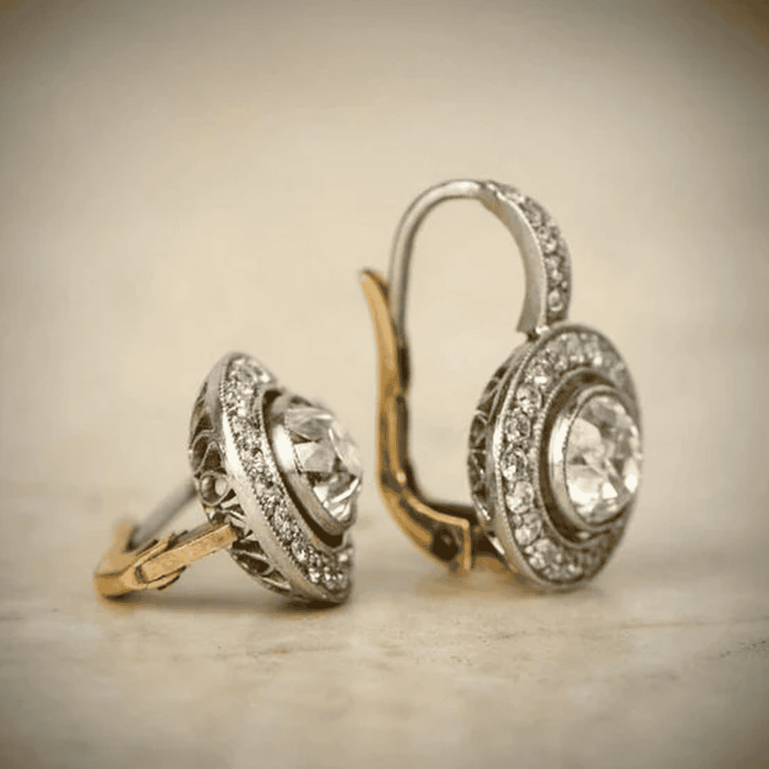 Boucles d'oreilles vintage en or et argent avec cristaux, fabriquées par Danoir Paris, visibles avec détails élégants.