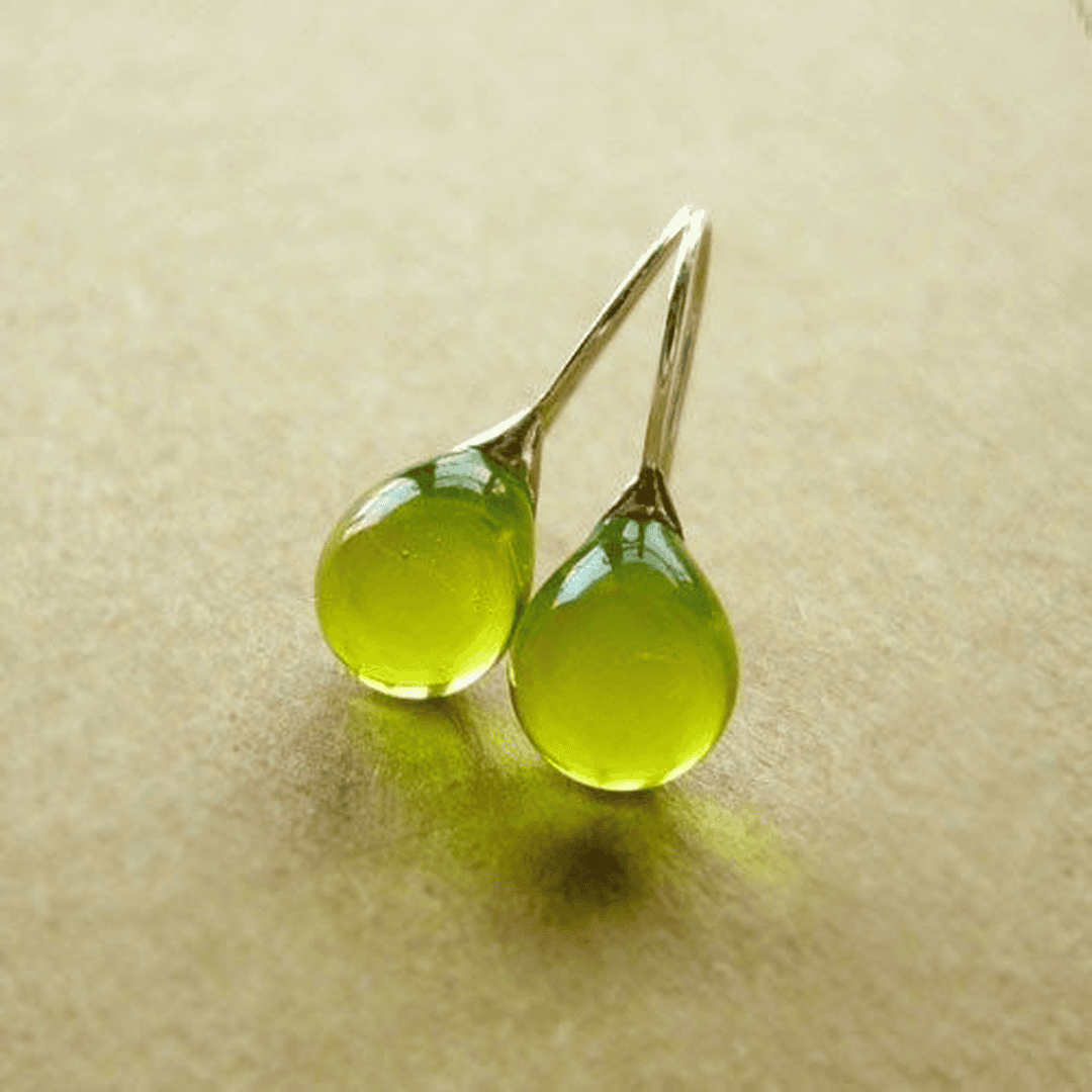 Boucles d'oreilles vintage en cristal Danoir Paris avec gouttes d'olives, élégantes et délicates.