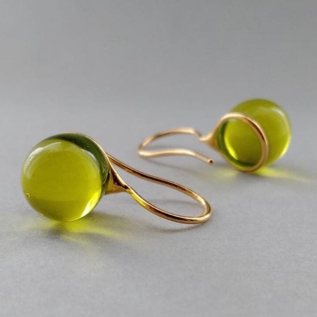 Boucles d'oreilles vintage Danoir Paris en cristal avec gouttes d'olives, élégantes et sophistiquées.
