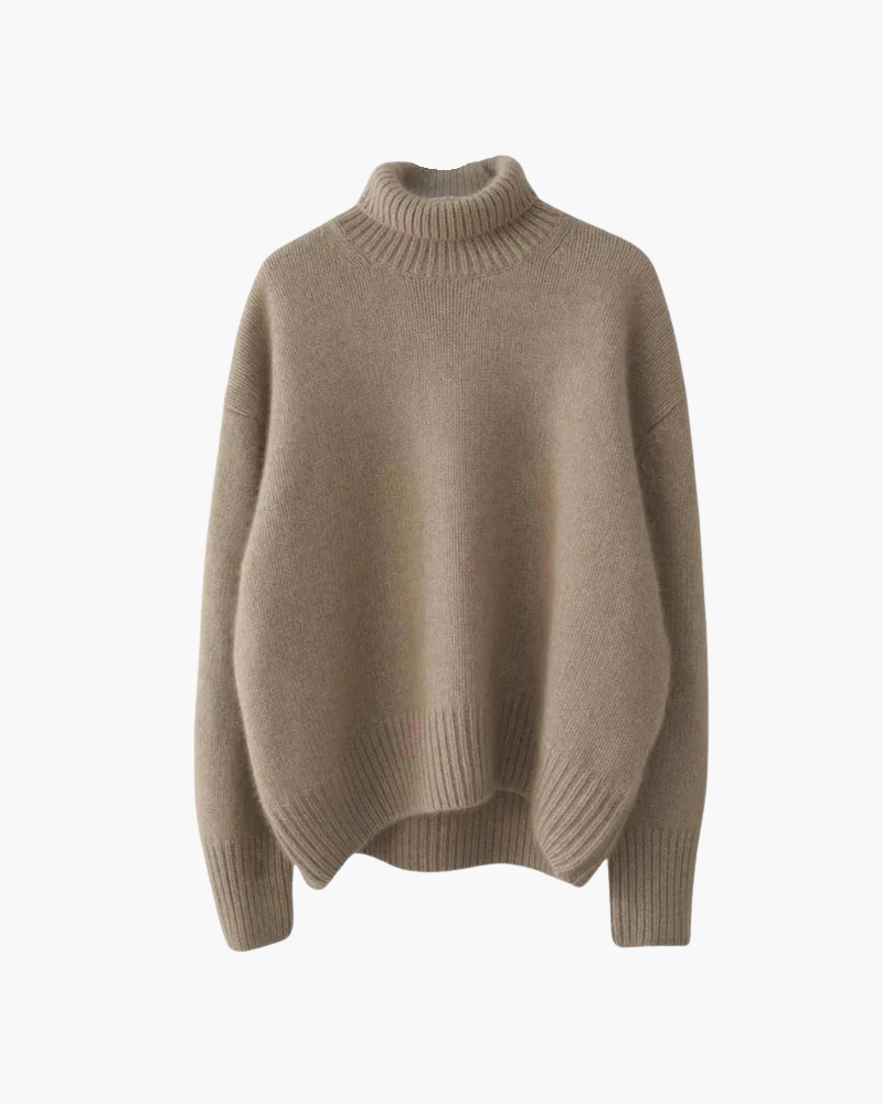 Pull doux marron Danoir Paris avec col montant, en laine confortable, porté sur un mannequin.