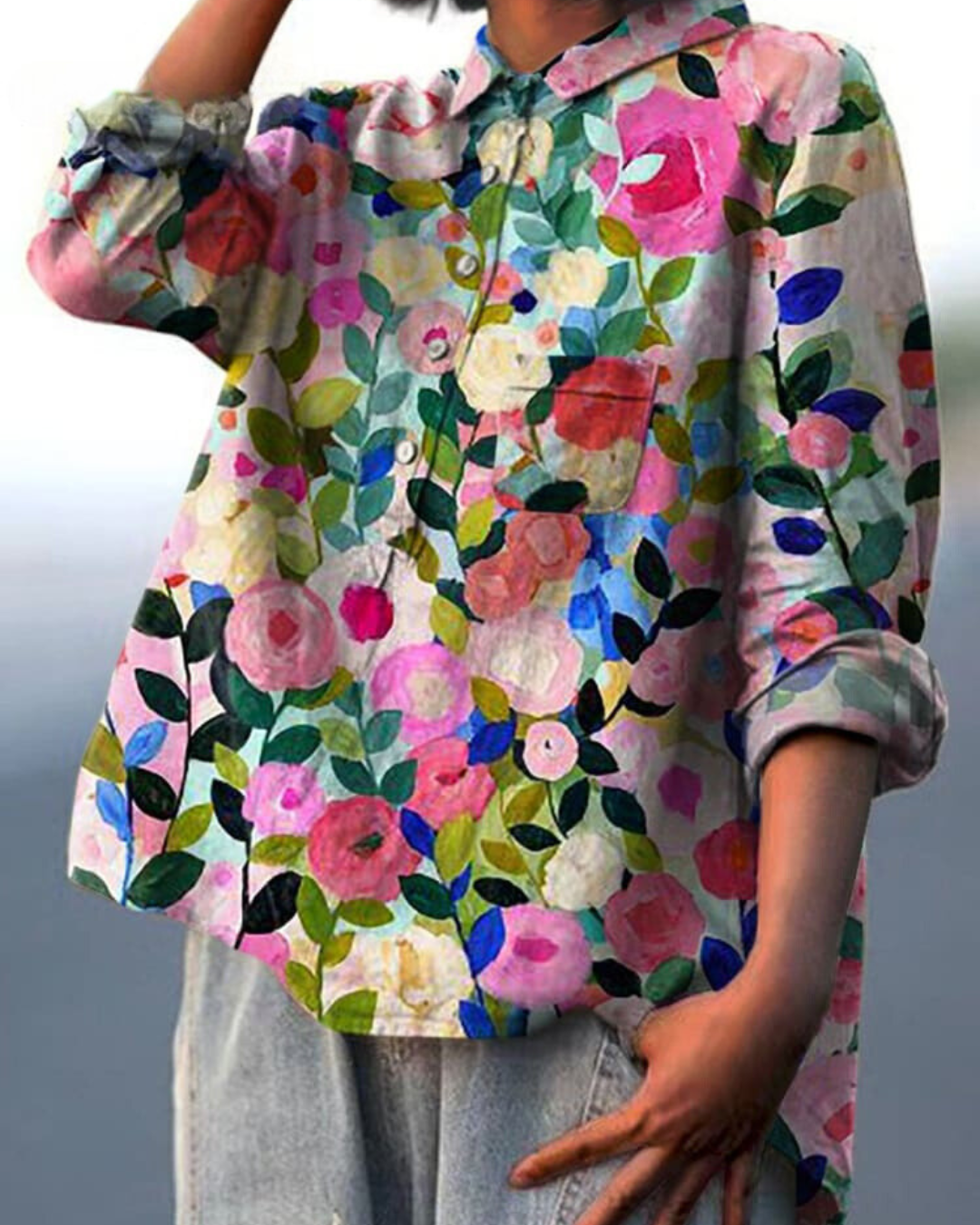 Blouse florale élégante Lila de Danoir Paris, tissu léger, détails de fleurs colorées, portée décontractée et sophistiquée.