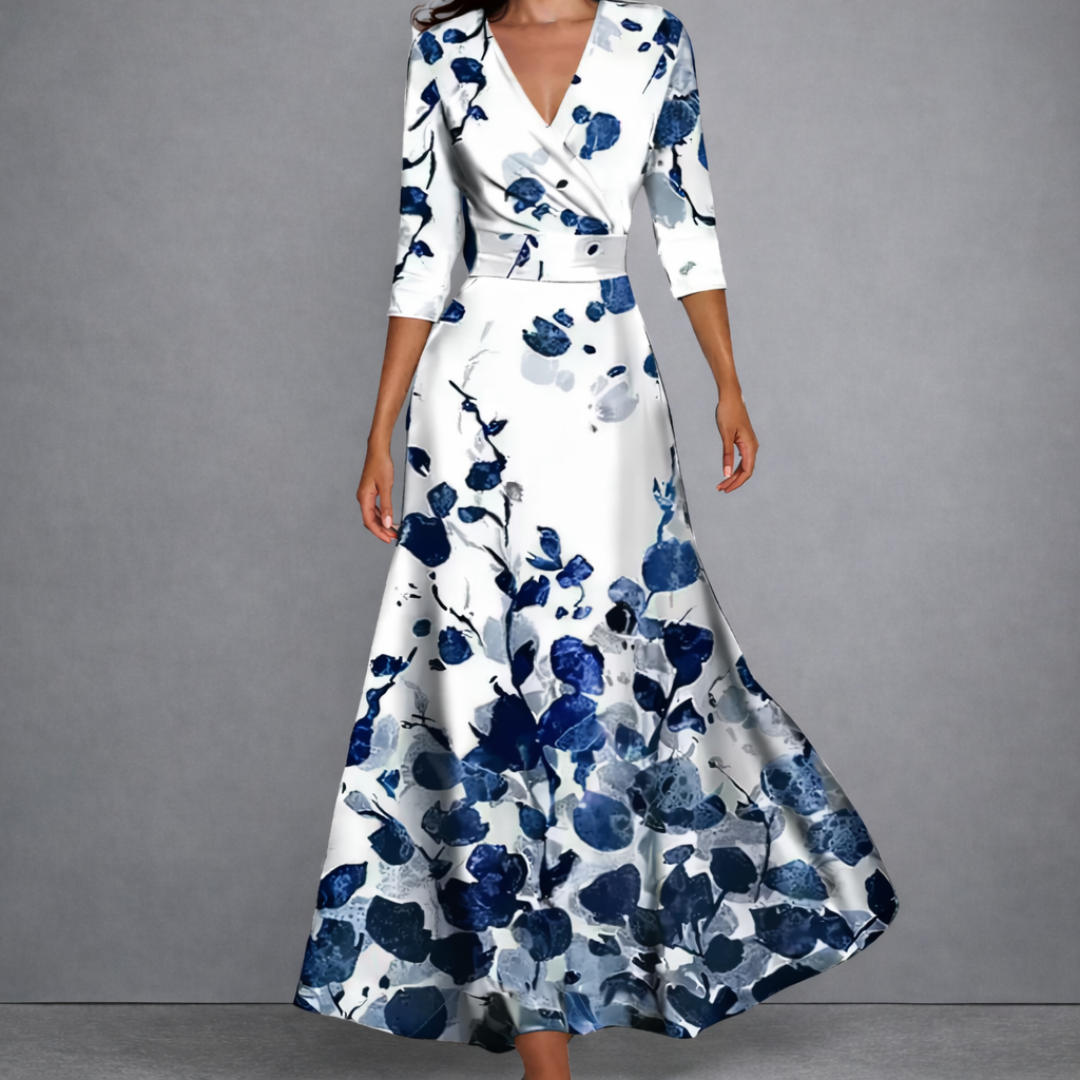 Robe longue florale Danoir Paris Margaret, élégante maxi dress blanche et bleue avec motifs floraux, ajustée à la taille.