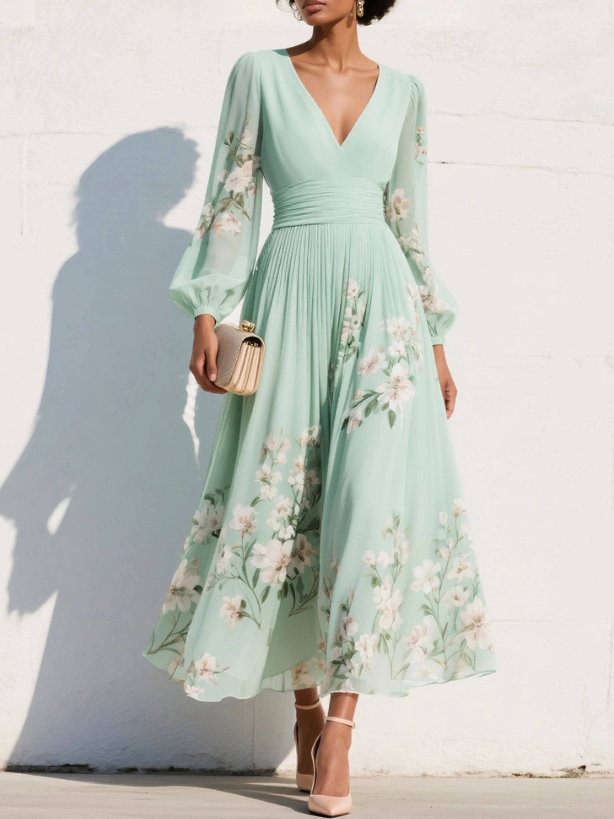 Robe midi florale vert clair Danoir Paris en chiffon plissé avec col en V et détails floraux.