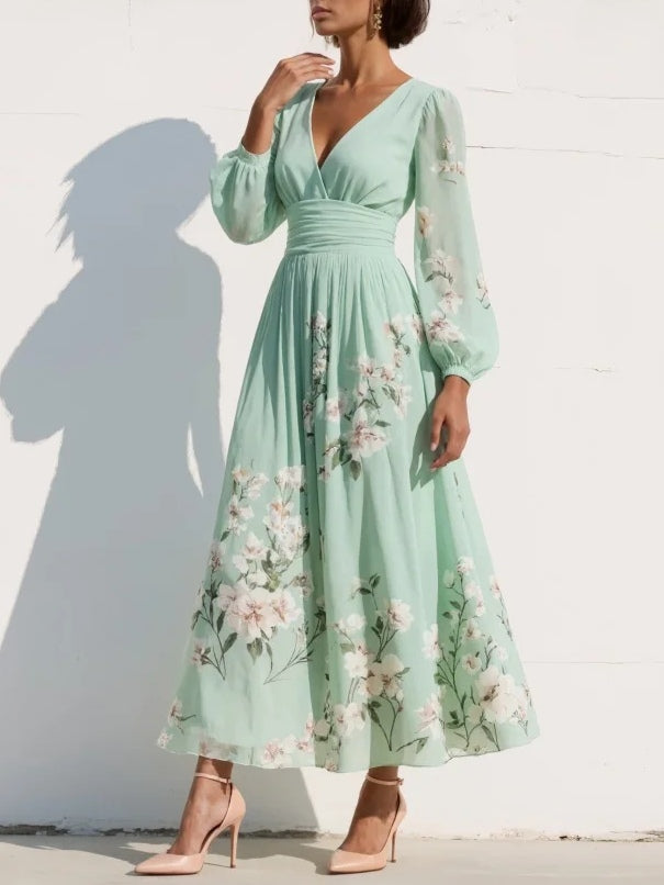 Robe midi fluide vert clair en chiffon à col en V, plissée et à motifs floraux, de la marque Danoir Paris.