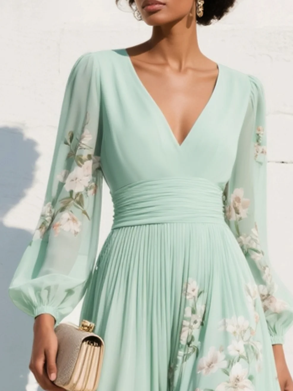 Robe midi fluide verte claire à col en V, chiffon plissé avec motif floral, marque Danoir Paris.