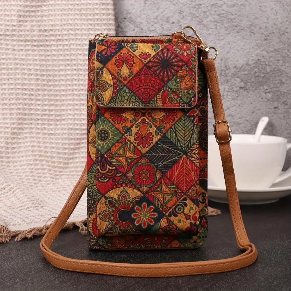 Sac à bandoulière Nina Danoir Paris avec motifs floraux bohèmes et accessoires floraux colorés, idéal pour un style décontracté.