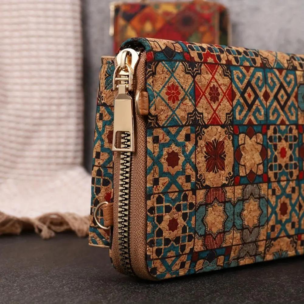 Accessoire de sac à bandoulière Nina de style bohème avec fleurs, de la marque Danoir Paris, en tissu coloré et décoratif.