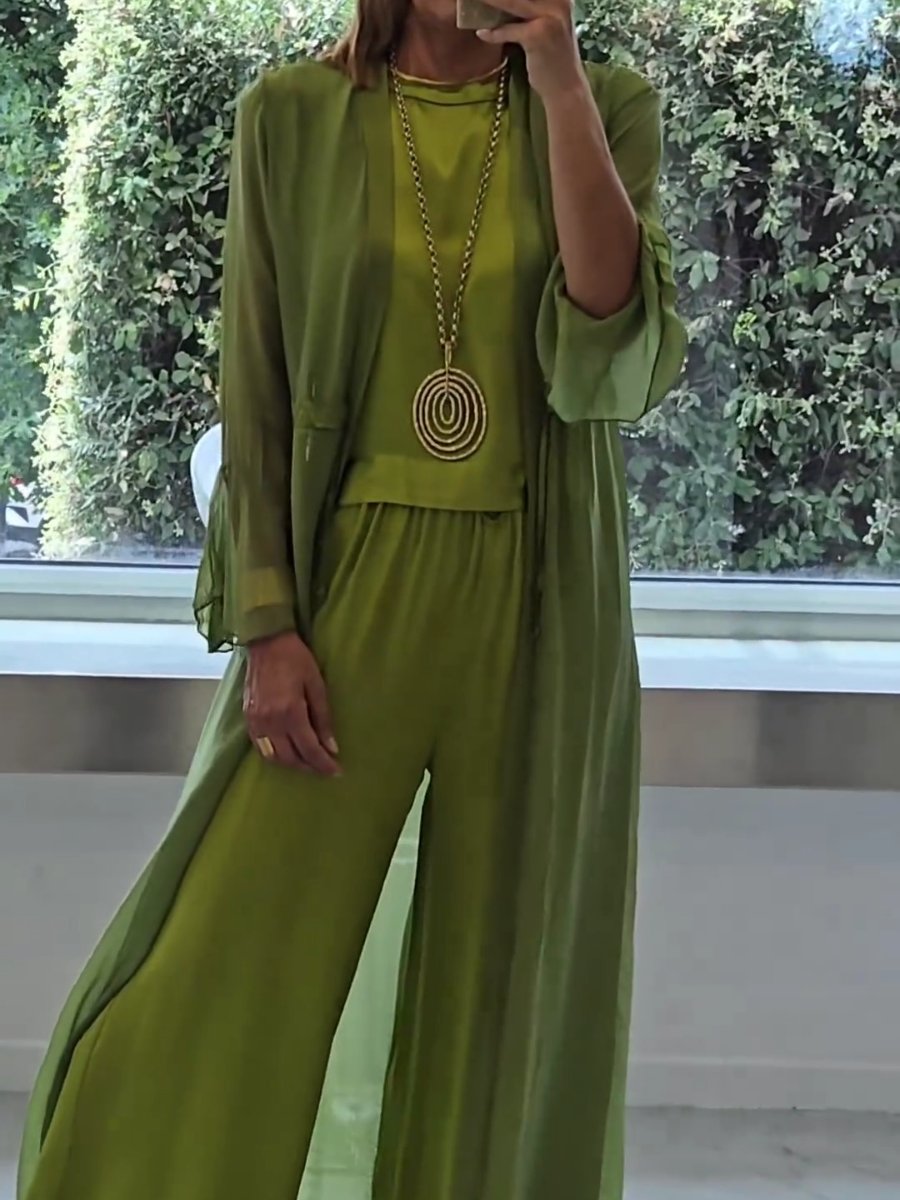 Ensemble élégant et confortable Lynda de Danoir Paris, avec haut et pantalon en tissu fluide, porté dans une scène lumineuse.