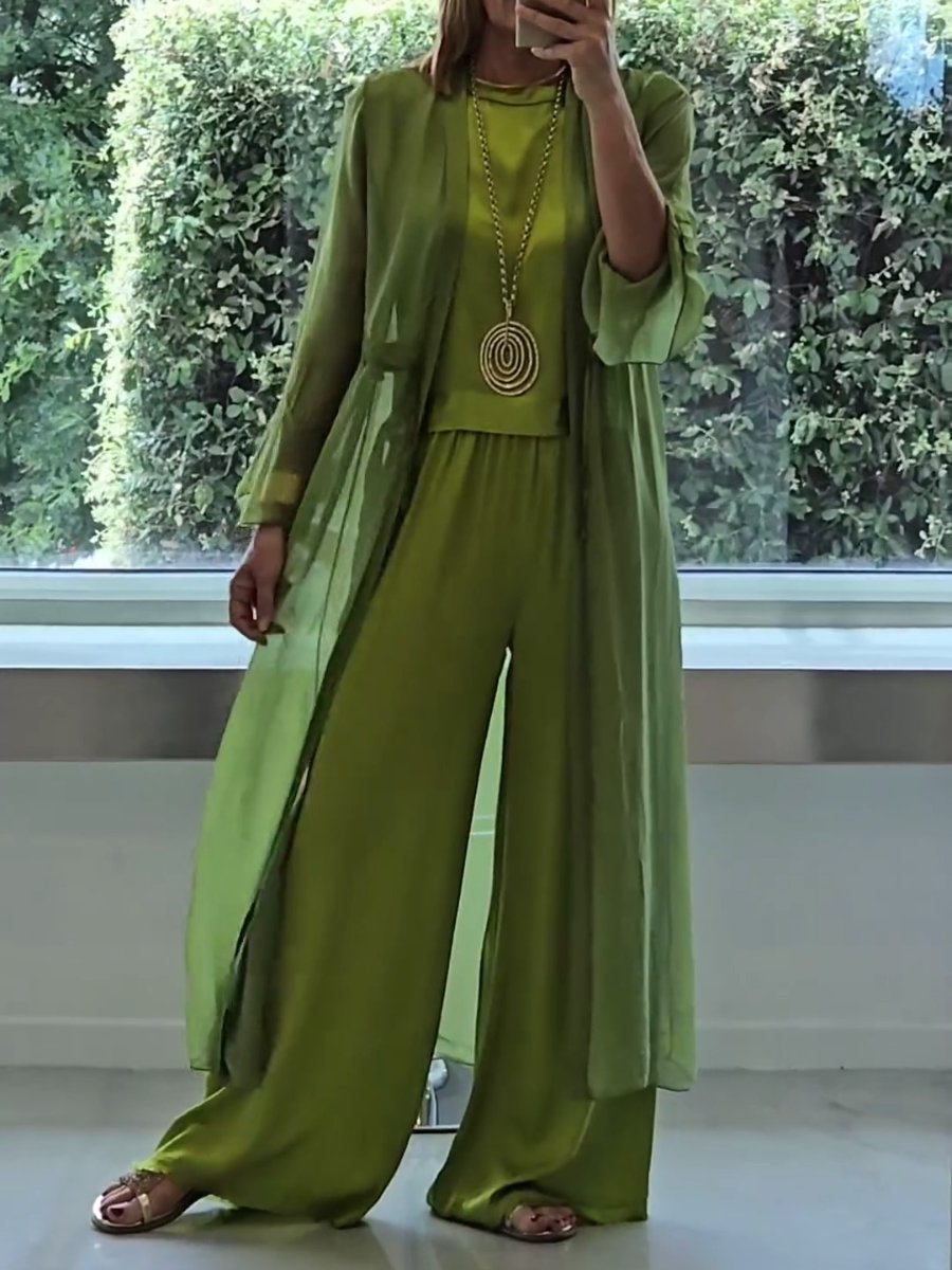 Ensemble élégant et confortable Lynda par Danoir Paris, avec détails en tissu doux, porté sur mannequin.