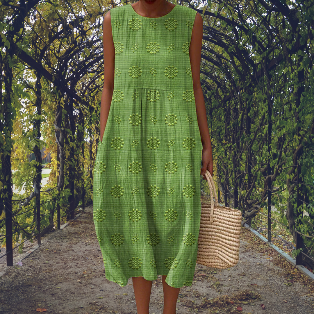Robe sans manches Linda de Danoir Paris, élégante, en tissu vert, portée sur mannequin, mettant en valeur le style sophistiqué.
