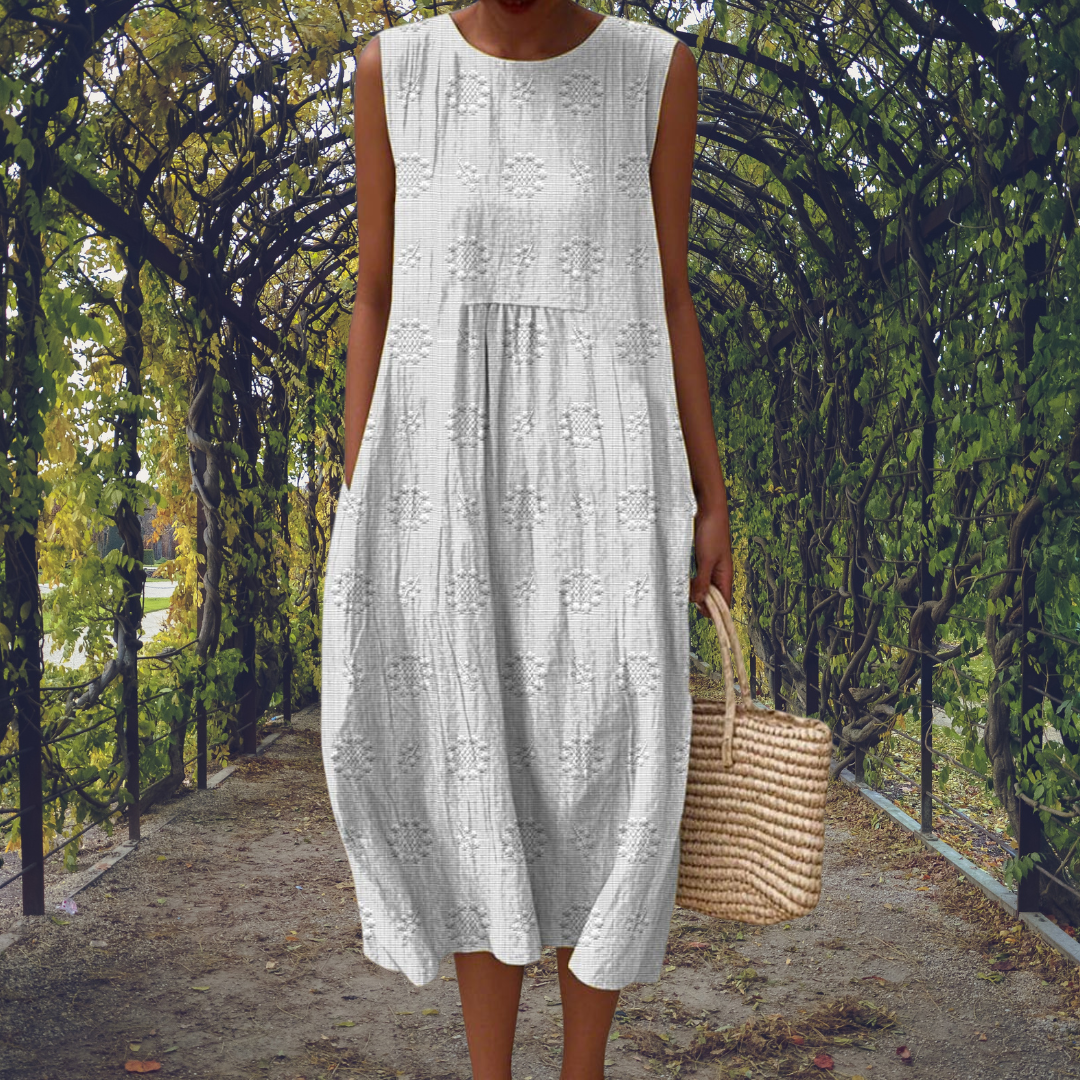 Robe sans manches Linda de Danoir Paris, élégante, couleur verte, coupe fluide, portant un look sophistiqué et moderne.