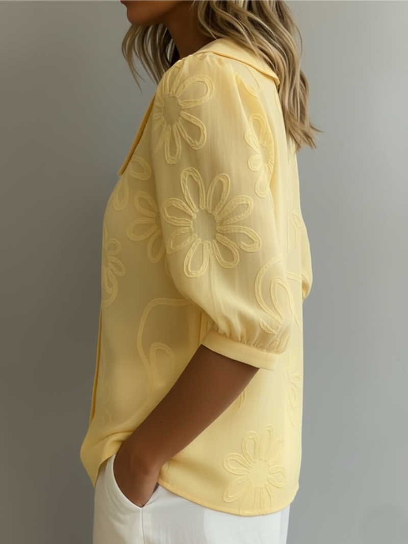 Blouse confortable fleurie Sara de Danoir Paris, en tissu léger jaune avec motif floral, vue de face.