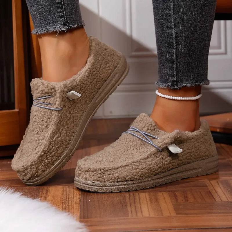 Chaussons Danoir Paris Valorine™ Varma Teddy kaki, semelle antidérapante, douillets en peluche pour le confort.