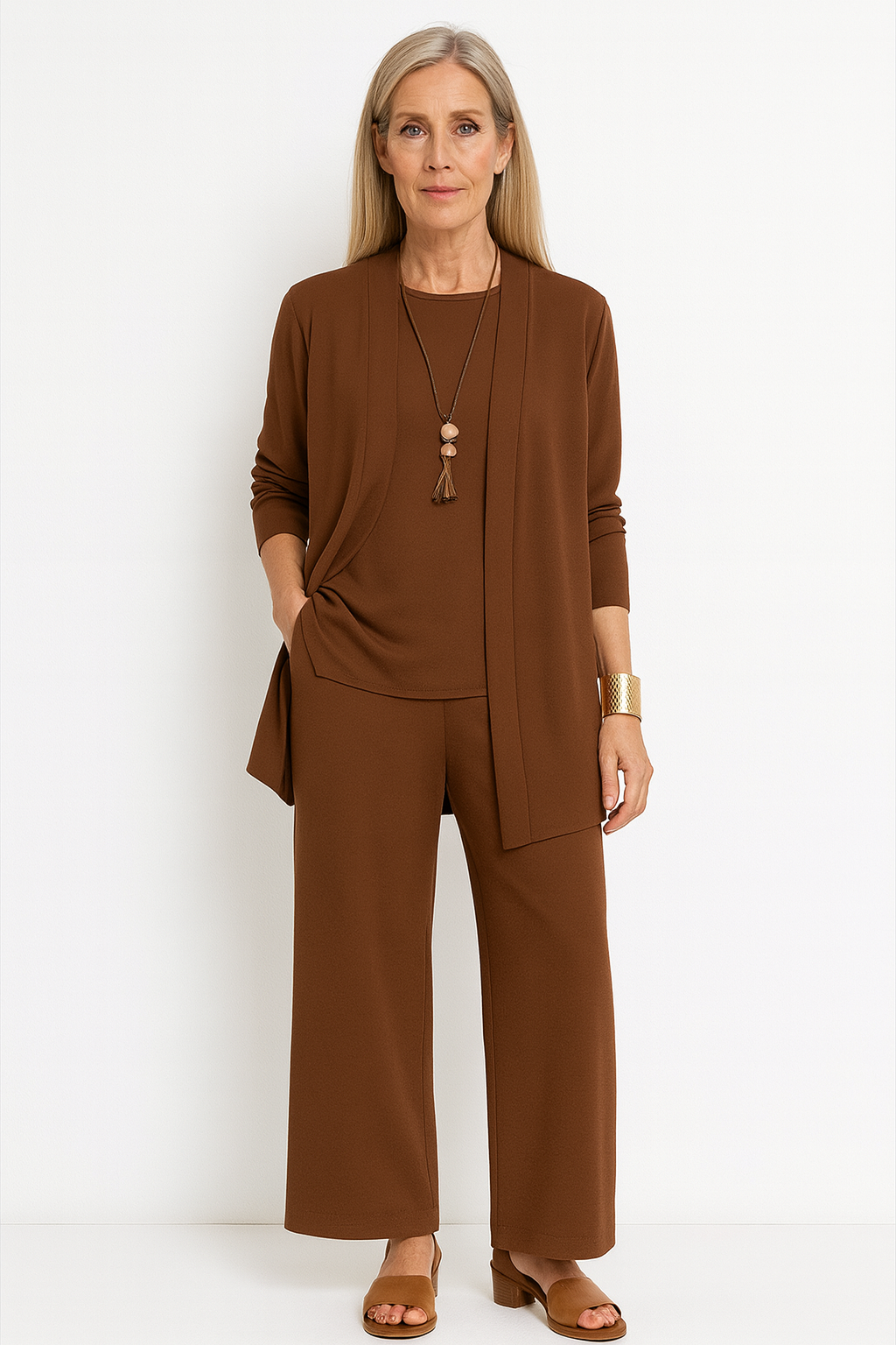 Ensemble élégant et confortable Mila de Danoir Paris en gris, vêtement pour femme, vue de l'ensemble complet.