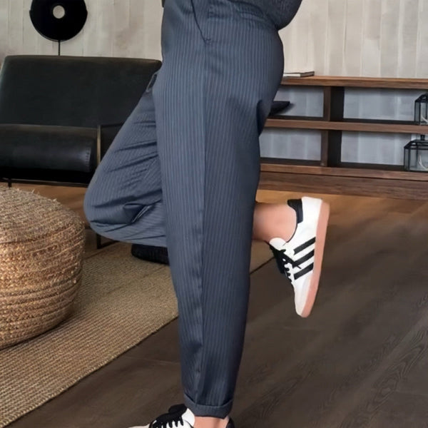 Pantalon élégant polyvalent Mathilda de Danoir Paris en tissu bleu foncé, taille S, style moderne et sophistiqué.