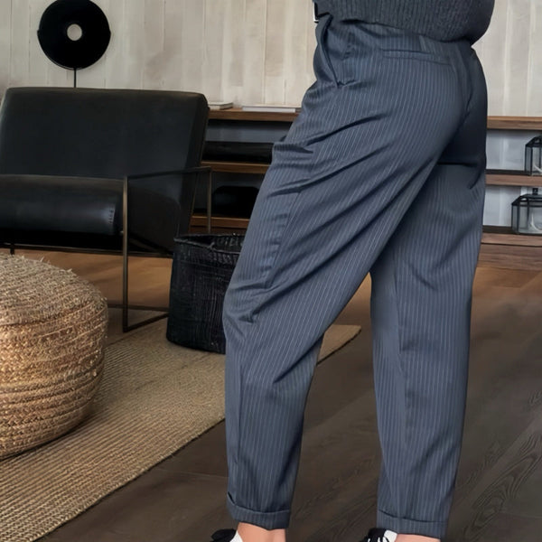 Pantalon Mathilda de Danoir Paris, élégant et polyvalent, en tissu bleu foncé, vue de face sur mannequin.
