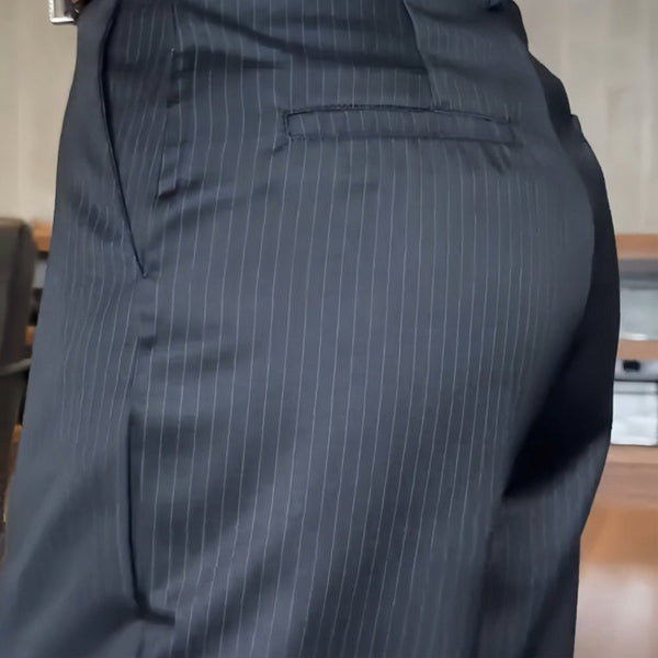 Pantalon élégant Mathilda de Danoir Paris en tissu bleu foncé, style polyvalent, vue de face.