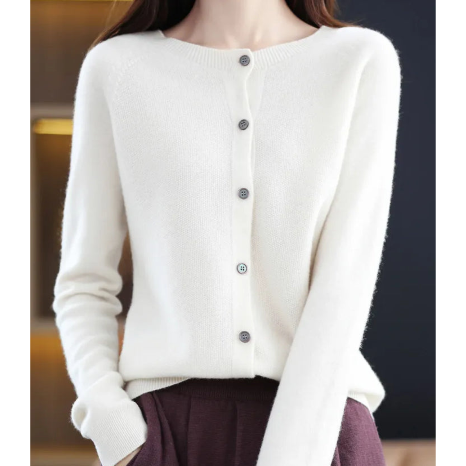 Pull en laine rose foncé Anna de Danoir Paris, élégant et confortable, présenté sur un mannequin.